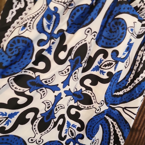 Stylish Blue and White Floral Mini Dress - Picture 3 of 12